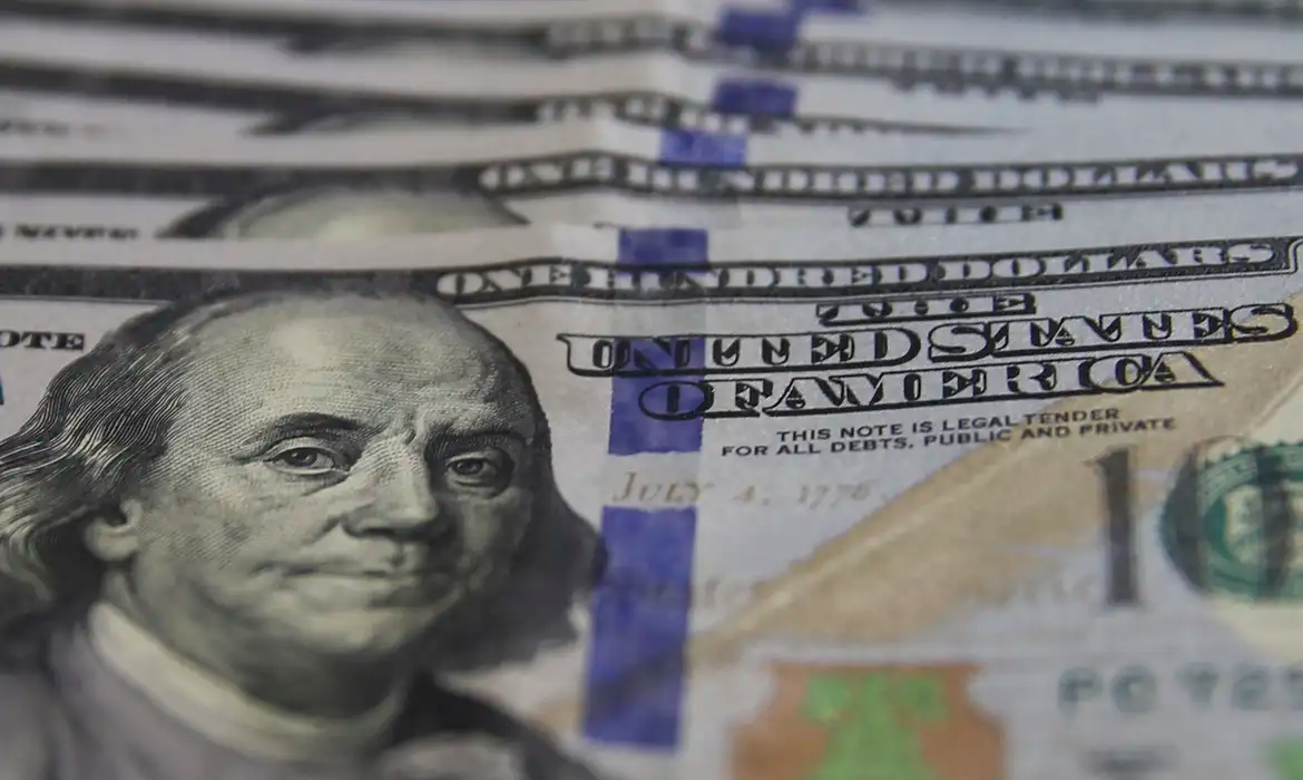 Dólar cai para R$ 5,11 em meio a decisão da taxa de juros nos EUA