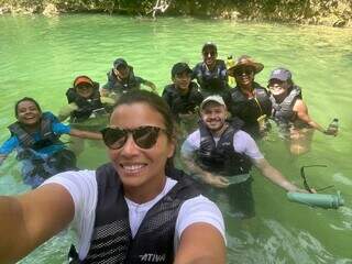 O grupo de campo-grandenses, todos de colete salva-vida, em uma selfie durante o passeio da Trilha do Cânion do Rio Salobra, em Bodoquena – Foto: Arquivo pessoal