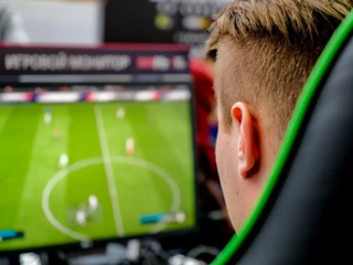Homem joga partida virtual de futebol em videogame. (Foto: Arquivo/Campo Grande News)