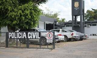 Entrada da 1ª Delegacia de Polícia Civil onde caso é investigado (Foto: Anderson Gallo | Diário Corumbaense)