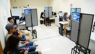 Eleitores na sala de atendimento ao eleitor (Foto: Alex Machado)