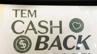 Cartaz de anúncio de cashback em loja do Centro de Campo Grande (Foto: Alex Machado)