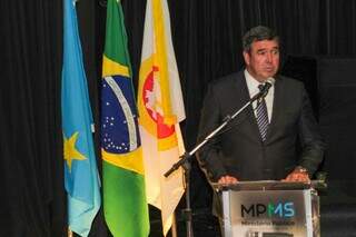 O governador de Mato Grosso do Sul, Eduardo Riedel (PSDB), durante discurso. (Foto: Juliano Almeida)