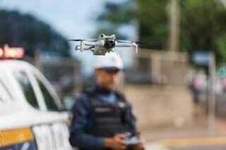 Policial militar pilota drone de fiscalização de transito (Foto: Henrique Kawaminami)