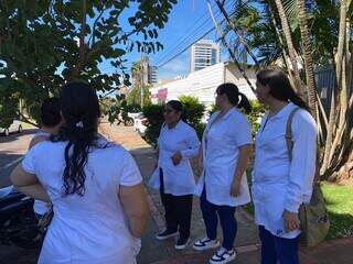 Técnicos em enfermagem paralisaram atividades na manhã desta sexta-feira (Foto: Clara Farias)