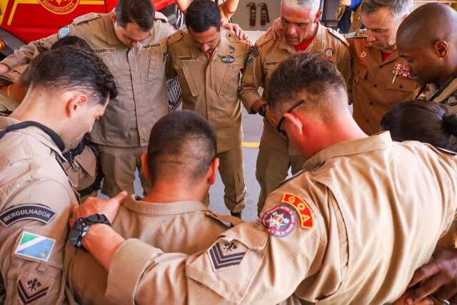 Oração abre jornada dos bombeiros rumo ao RS, para ajudar famílias ilhadas