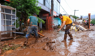 Moradores removem lama de rua após enchente em Eldorado do Sul (RS). (Foto: Gustavo Mansur/Agência Brasil)