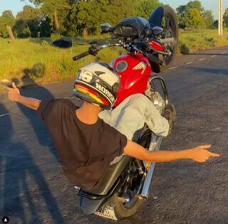 Manobra perigosa feita com motocicleta e divulgada numa das páginas do &#34;influencer&#34; no Instagram (Foto: Reprodução das redes sociais)