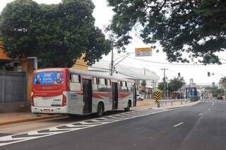 Ônibus do transporte coletivo de Campo Grande trafegando no corredor de ônibus da Rui Barbosa (Foto: Arquivo) 