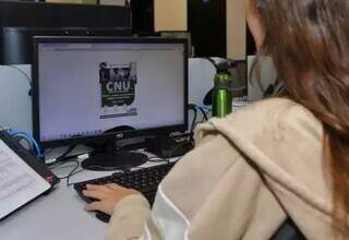 Apostilas com conteúdo para o CNU são vendidas on-line (Foto: Paulo Francis)