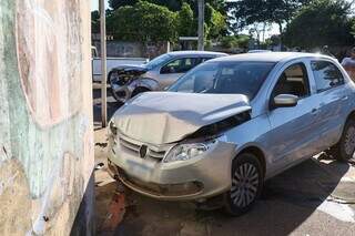 Carro Gol colidiu em muro após bater em Mobi. (Foto: Henrique Kawaminami)
