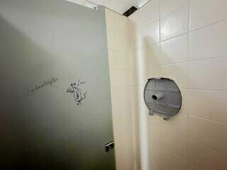 No mesmo bloco, banheiro masculino está sem papel e com dispenser quebrado. (Foto: Marcos Maluf)