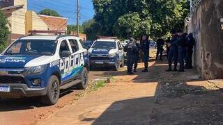 Equipes da Polícia Militar em frente ao local onde ladrão foi morto (Foto: Antonio Bispo)