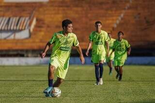 Jogadores Sub-20 do Dourados Atlético Clube em treinamento (Foto: Marcelo Berton) 