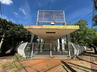 Fachada do antigo Clube Surian, localizado na esquina da Avenida Mato Grosso com a Rua 13 de Junho (Foto: Marcos Maluf)