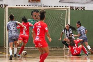 Jogadoras disputando a Copa Pelezinho de futsal feminino no Ginásio União dos Sargentos (Foto: Divulgação)