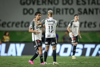 Atacante Eduardo Vargas comemora gol marcado neste sábado (4). (Foto: Pedro Souza/Galo)