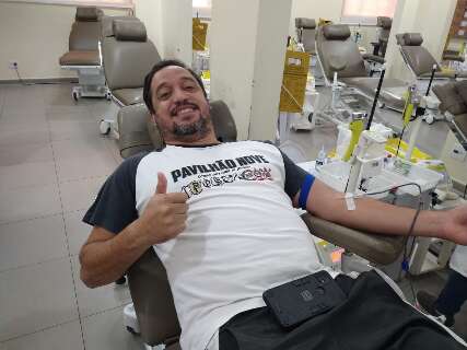 Torcida do Corinthians distribui camisetas para incentivar doação de sangue 