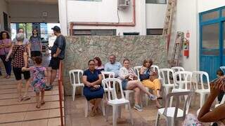 Organização colocou cadeiras para quem espera a vez de ir às compras (Foto: Izabela Cavalcanti)
