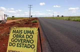 Placa de obra do governo indica parceria para pavimentação de estrada. (Foto: Arquivo/Chico Ribeiro)