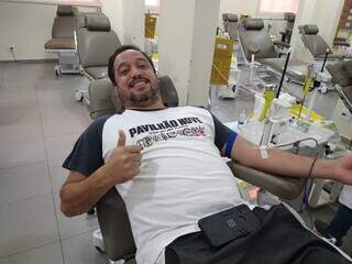 Corintiano André Mandu durante doação de sangue no Hemosul. (Foto: Izabela Cavalcanti)