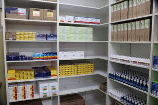 Prateleiras com medicamentos na farmácia reativada na UPA Universitário (Foto: Divulgação/Prefeitura)