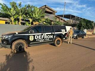 Viatura da Defron em frente a imóvel durante a Operação Predador. (Foto: Divulgação)
