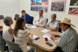 Representantes do Hospital Auxiliadora em reunião com a pasta da saúde de Três Lagoas. (Foto: Reprodução)