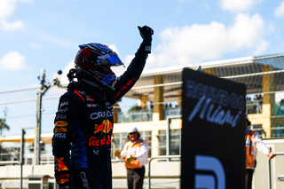 Max Verstappen celebra resultado em Miami (EUA). (Foto: Reprodução/@F1 no X, antigo Twitter)
