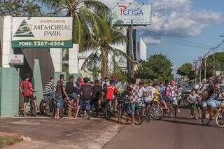 Integrantes do grupo “D’Kebrada Bike CG” em frente ao Cemitério Memorial Park (Foto: Marcos Maluf)