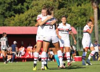 Jogadoras comemoram gol de Bia Menezes. (Foto: Rubens Chiri/São Paulo)