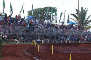Arquibancada lotada na terceira etapa do Campeonato Brasileiro de Motocross em Campo Grande(Foto: Osmar Veiga)