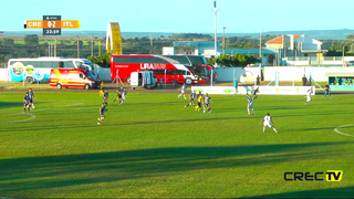 Jogadores disputam a posse da bola no Estádio Laertão, em Costa Rica. (Foto: Reprodução/CREC)