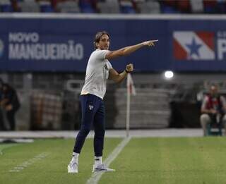 Técnico do São Paulo, Luis Zubeldía, orienta jogadores (Foto: Rubens Chiri/SPFC)