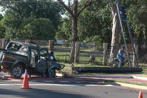 Motorista sem CNH derruba semáforo e passageiros estão em estado grave