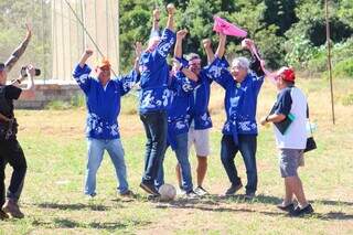 Participantes comemoram vitória em competição &#34;Copa do Mundo&#34;. (Foto: Juliano Almeida)
