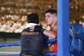 Cleomar Soares e o treinador durante luta. (Foto: Marcos Maluf)