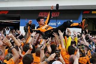 O piloto Lando Norris comemora vitória ao ser levantado por engenheiros da McLaren. (Foto: Reprodução/@F1 no X, antigo Twitter)