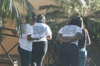 Familiares e amigos usam camiseta em homeagem à adolescente morta por engano (Foto: Marcos Maluf)