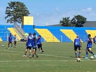 Jogadores do Costa Rica em treino com bola (Foto: Divulgação)