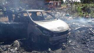 Carro de &#34;Gringo González&#34; incendiado após execução (Foto: Divulgação)