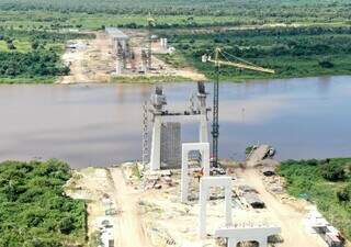 Obras da construção da ponte bioceânica, que ligará Brasil e Paraguai (Foto: Toninho Ruiz)