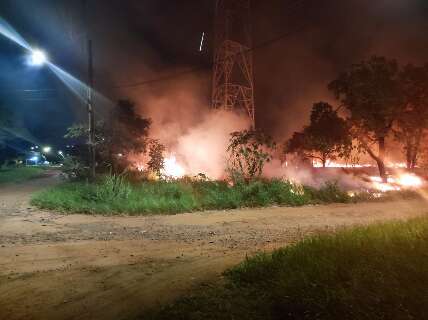 Chamas se alastram em vegetação durante incêndio no Itamaracá