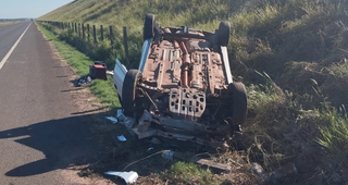 Carro capota &agrave;s margens de rodovia e motorista foge 