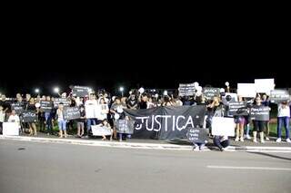 Amigos e familiares de Vinícius seguram cartazes com frases de apoio e justiça. (Foto: Fronteira News)