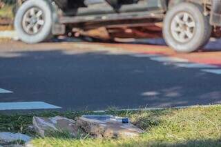 Garrafa de bebida foi encontrada próximo ao veículo. (Foto: Marcos Maluf)