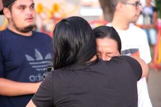 Nilda é consolada por familiar durante protesto. (Foto: Fronteira News)