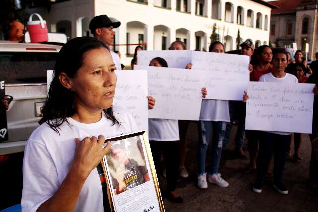 Grupo faz protesto em busca de respostas sobre morte de soldado ap&oacute;s treinamento