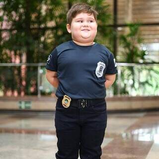 Aos 4 anos, Gustavo já se sente um policial. (Foto: Jéssica Salles)