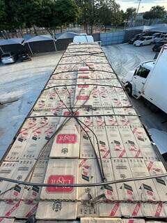 Imagem da carreta lotada impressiona, com 37,5 mil pacotes de cigarros. (Foto: Assessoria)
